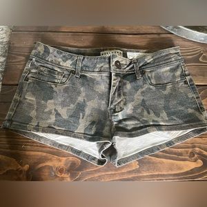 Womens camo bullhead shorts size 5